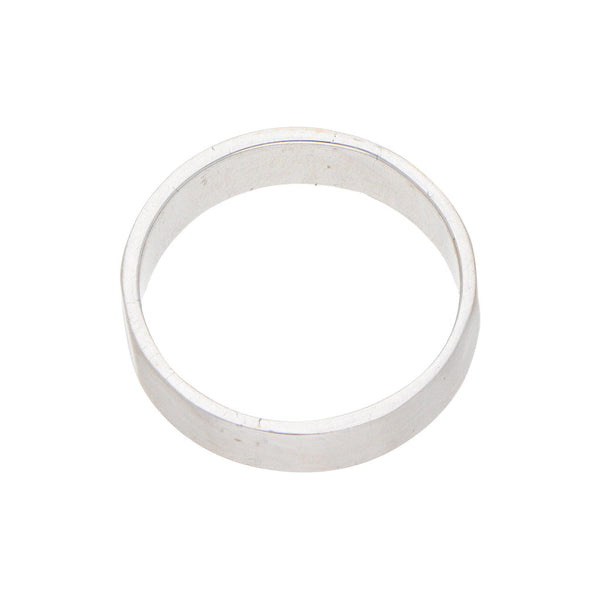 Argolla facetada con diamante en oro blanco 18 kilates.