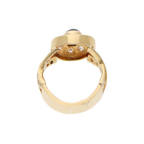 Anillo estilizado con sintéticos en oro amarillo 18 kilates.