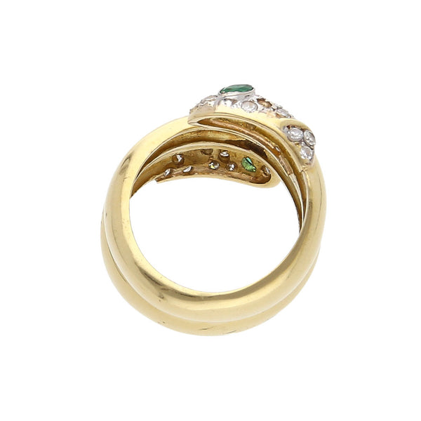 Anillo estilizado motivo serpiente con diamantes y esmeraldas en oro amarillo 16 kilates.