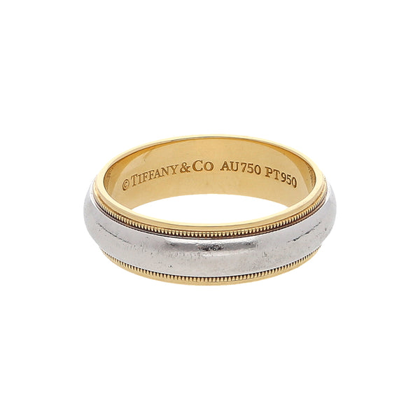 Argolla diseño especial firma Tiffany & Co. en platino 950 y oro amarillo 18 kilates.