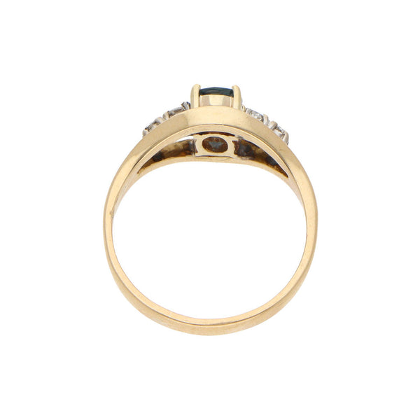 Anillo estilizado con diamantes y sintético en oro amarillo 18 kilates.