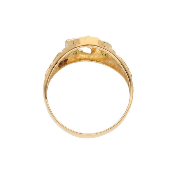 Anillo calado motivo herradura con caballo con sintéticos en oro amarillo 18 kilates.