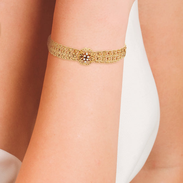 Pulsera eslabón tejido con aplicación y diamantes en oro amarillo 18 kilates.