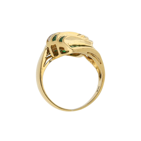 Anillo estilizado con diamantes y esmeraldas en oro amarillo 18 kilates.