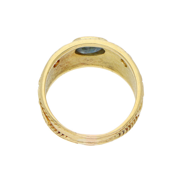 Anillo estilizado con diamantes y zafiro en oro amarillo 18 kilates.