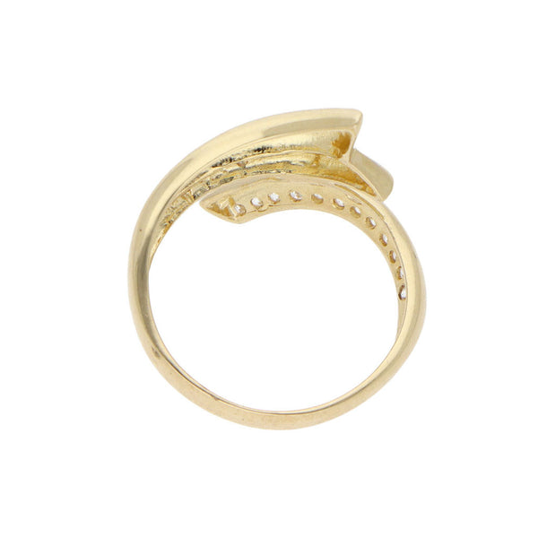 Anillo estilizado con sintéticos en oro amarillo 14 kilates.