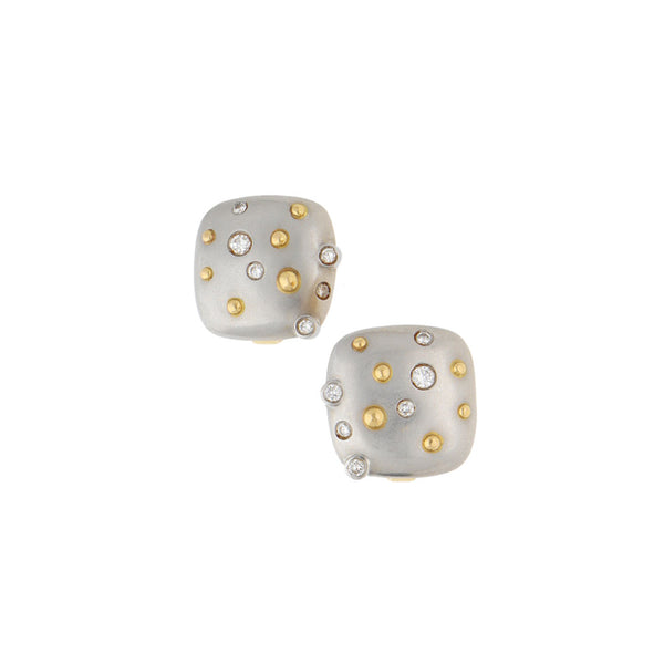 Aretes estilizados con diamantes en platino 950 y oro amarillo 18 kilates.