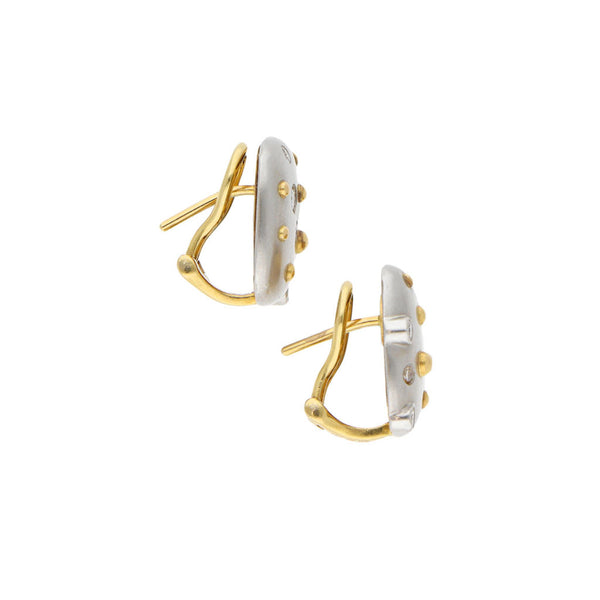 Aretes estilizados con diamantes en platino 950 y oro amarillo 18 kilates.