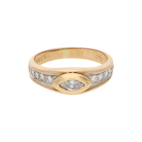 Anillo diseño especial con diamantes en oro amarillo 18 kilates.