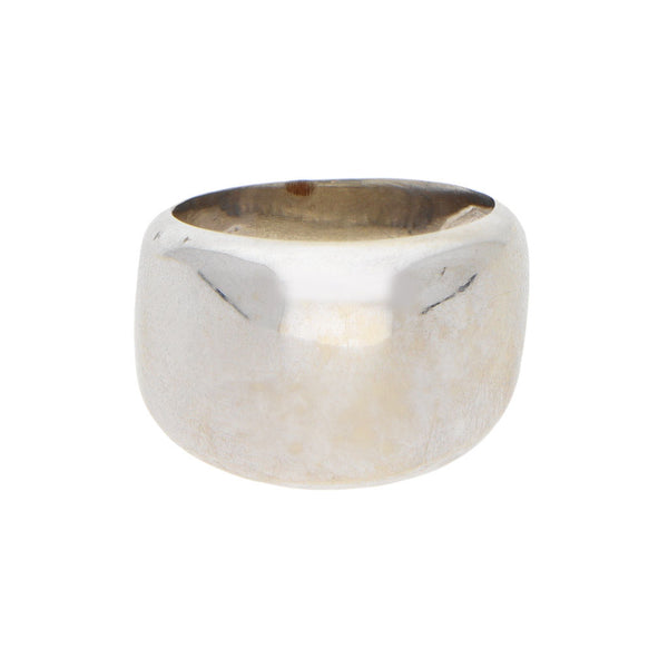 Anillo laminado liso en oro blanco 14 kilates.