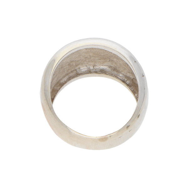 Anillo laminado liso en oro blanco 14 kilates.