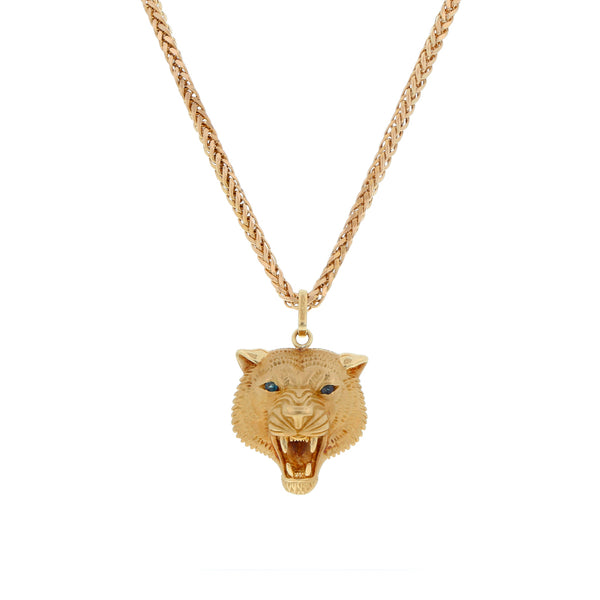 Collar eslabón tejido y dije estilizado motivo felino con zafiros en oro amarillo 14 kilates.