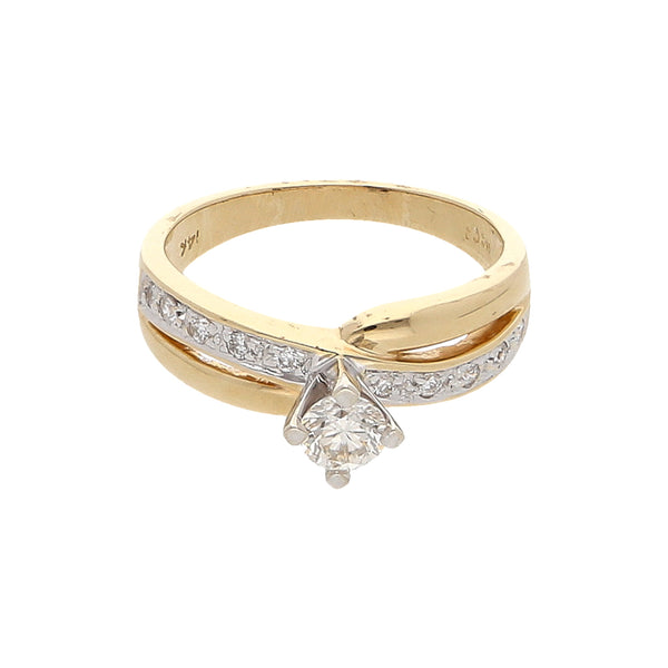 Anillo diseño especial con diamantes en oro amarillo 14 kilates.