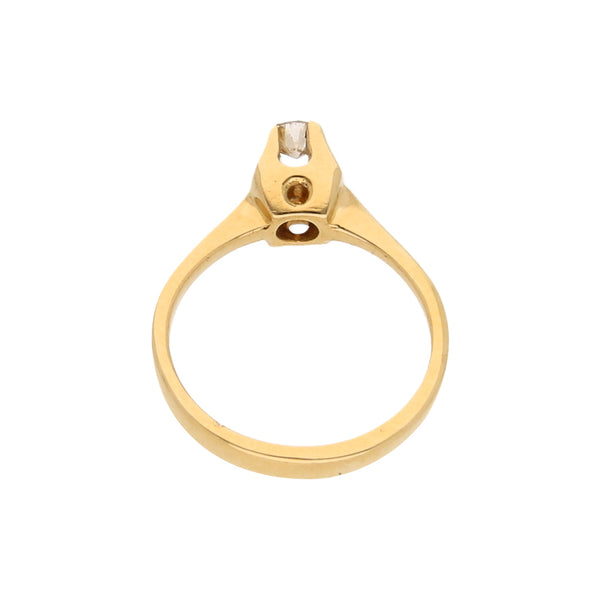 Anillo solitario con diamante en oro amarillo 18 kilates.