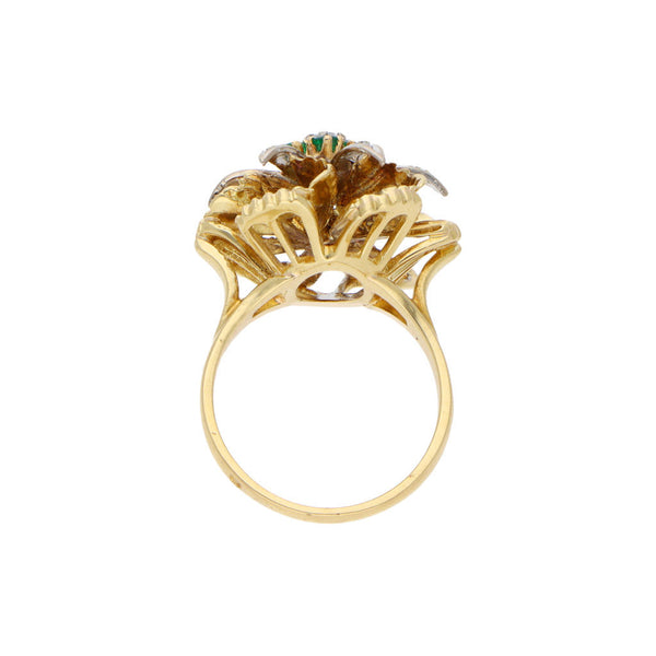 Anillo estilizado motivo floral con diamantes y esmeraldas en oro dos tonos 18 kilates.