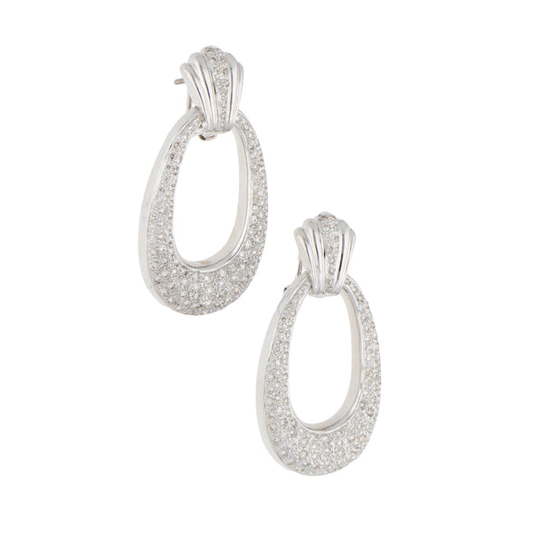 Aretes estilizados con diamantes en oro blanco 18 kilates.