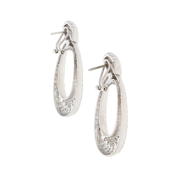 Aretes estilizados con diamantes en oro blanco 18 kilates.