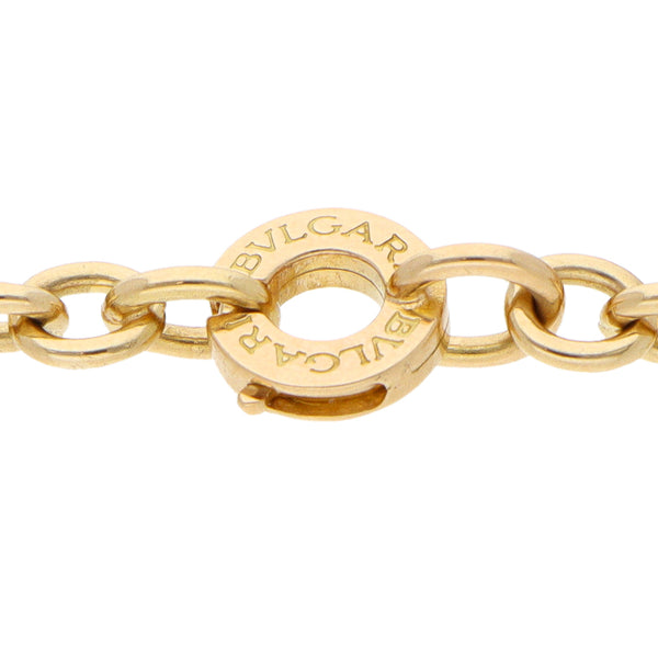 Pulsera eslabón cruzado con aplicaciones, dijes, diamantes, madre perla y esmalte firma Bvlgari en oro amarillo 18 kilates.