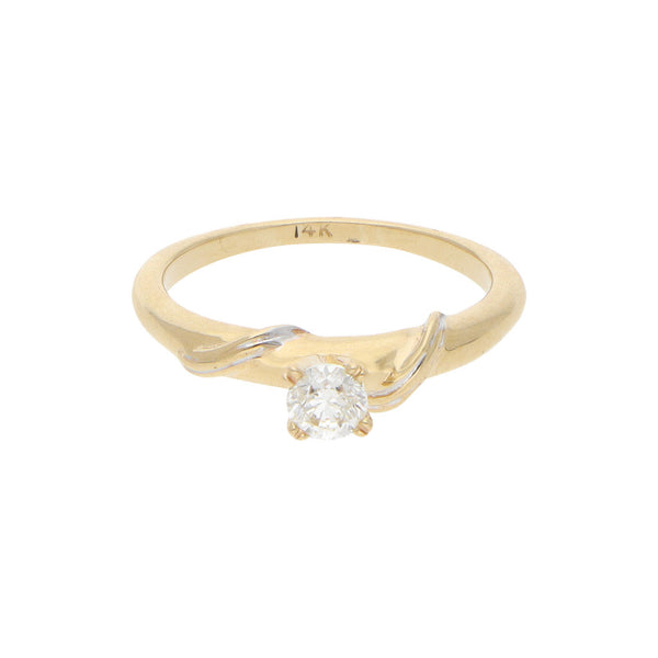 Anillo solitario con diamante en oro amarillo 14 kilates.