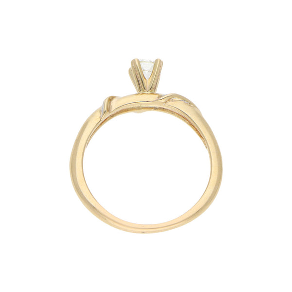 Anillo solitario con diamante en oro amarillo 14 kilates.