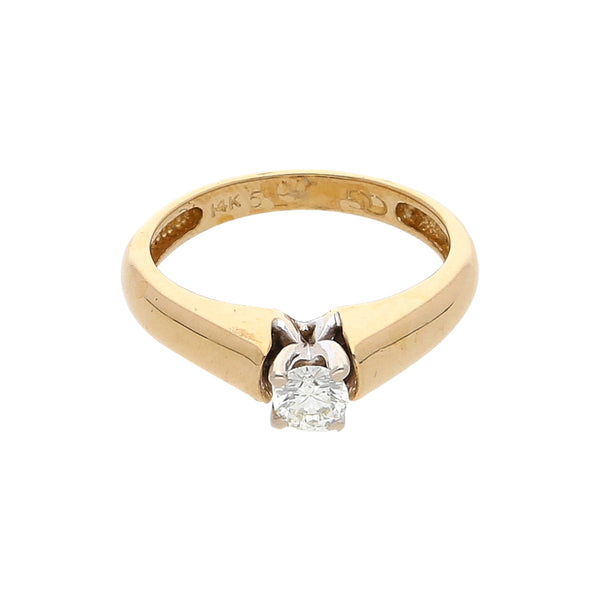 Anillo solitario con diamante en oro dos tonos 14 kilates.