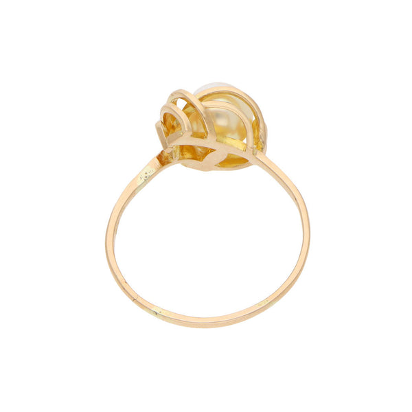 Anillo calado con perla en oro amarillo 18 kilates.