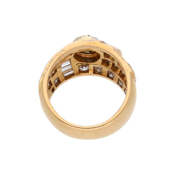 Anillo estilizado con diamantes y sintético en oro amarillo 18 kilates.