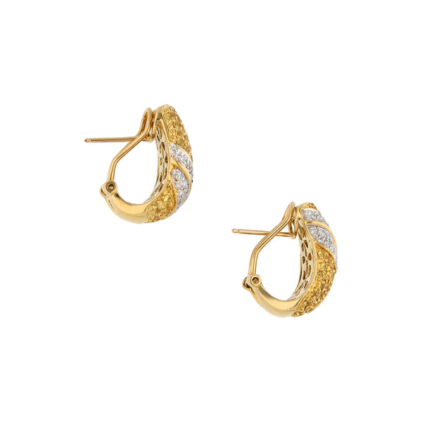 Aretes diseño especial con diamantes en oro amarillo 18 kilates.