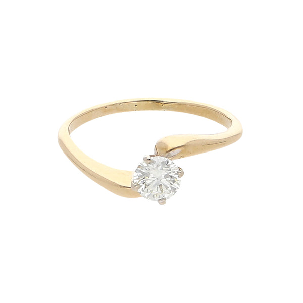 Anillo solitario con diamante en oro amarillo 14 kilates.