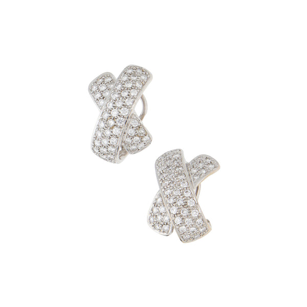 Aretes estilizados con diamantes en oro blanco 18 kilates.