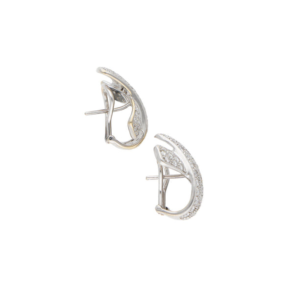 Aretes estilizados con diamantes en oro blanco 18 kilates.