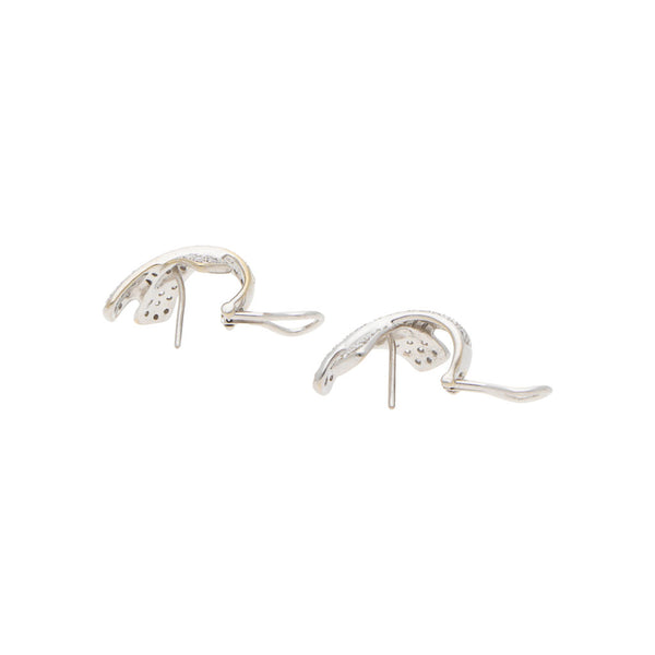 Aretes estilizados con diamantes en oro blanco 18 kilates.