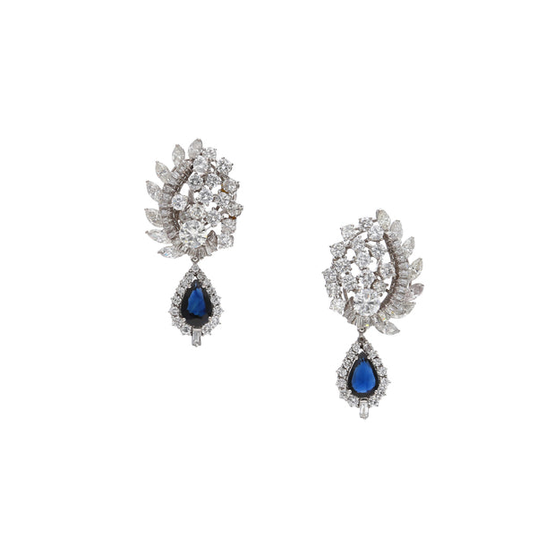 Aretes estilizados con diamantes y zafiros en oro blanco 18 kilates.