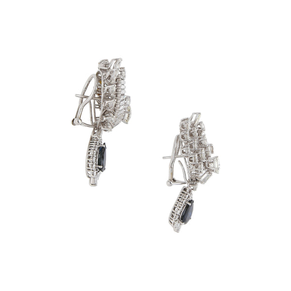 Aretes estilizados con diamantes y zafiros en oro blanco 18 kilates.