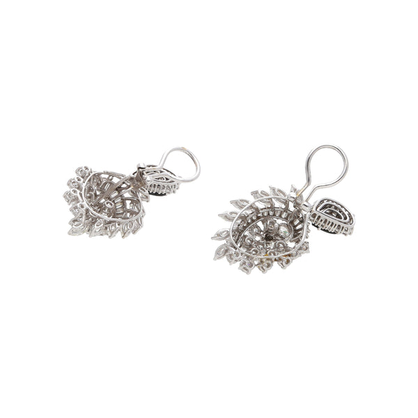 Aretes estilizados con diamantes y zafiros en oro blanco 18 kilates.