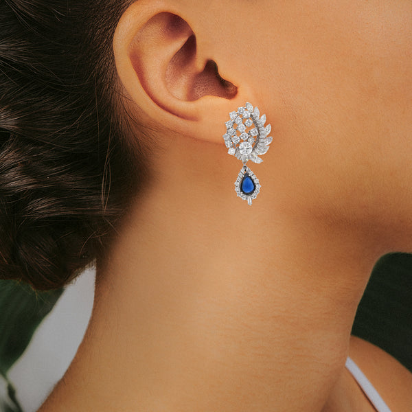 Aretes estilizados con diamantes y zafiros en oro blanco 18 kilates.