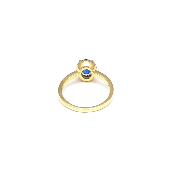 Anillo estilizado con diamantes y zafiro en oro amarillo 14 kilates.