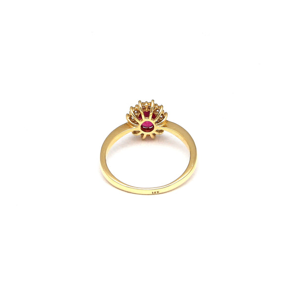 Anillo estilizado con diamantes y rubí en oro amarillo 14 kilates.