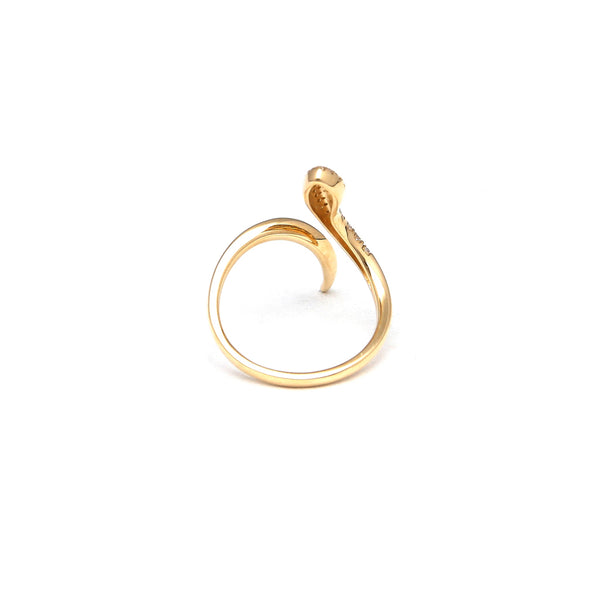 Anillo abierto motivo serpiente con diamantes y esmeraldas en oro amarillo 14 kilates.