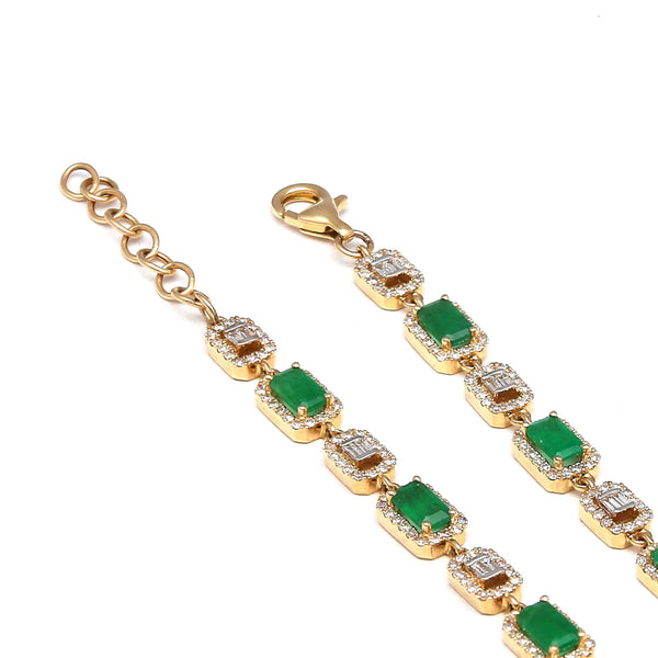 Pulsera eslabón cruzado combinado con diamantes y esmeraldas en oro amarillo 14 kilates.