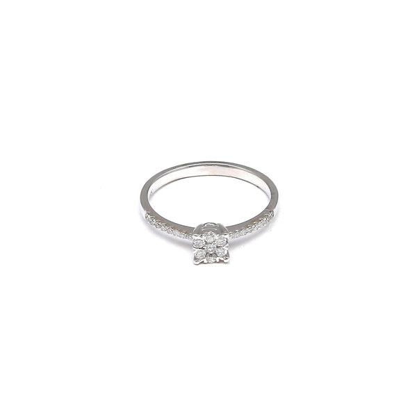 Anillo estilizado con diamantes en oro blanco 14 kilates.