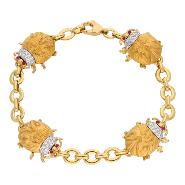 Pulsera eslabón combinado con aplicaciones motivo escarabajos, diamantes y rubíes firma Carrera y Carrera en oro amarillo 18 kilates.