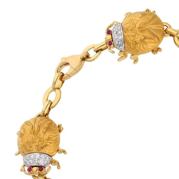 Pulsera eslabón combinado con aplicaciones motivo escarabajos, diamantes y rubíes firma Carrera y Carrera en oro amarillo 18 kilates.