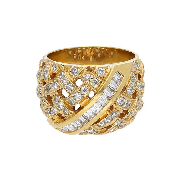 Anillo calado con diamantes en oro amarillo 18 kilates.