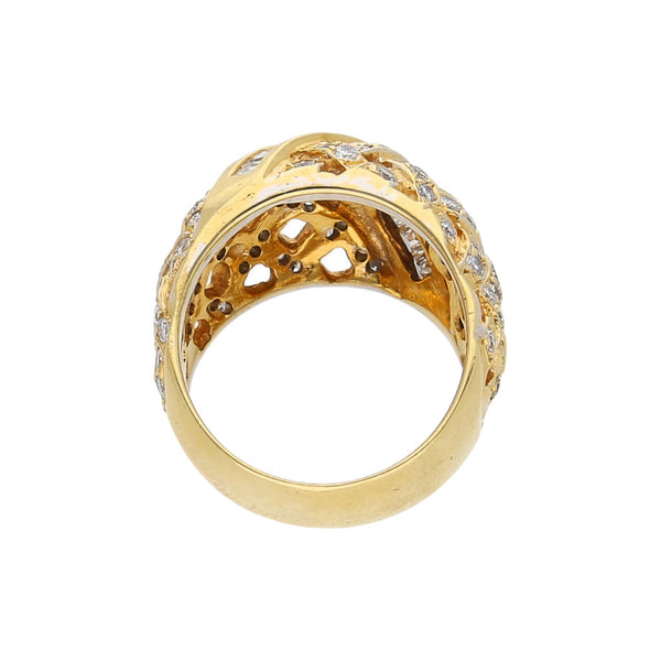 Anillo calado con diamantes en oro amarillo 18 kilates.