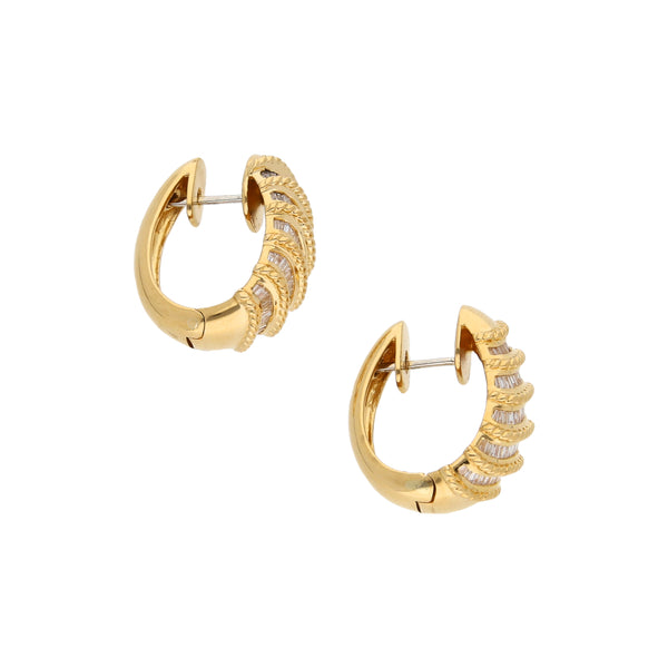 Aretes estilizados con diamantes en oro amarillo 18 kilates.