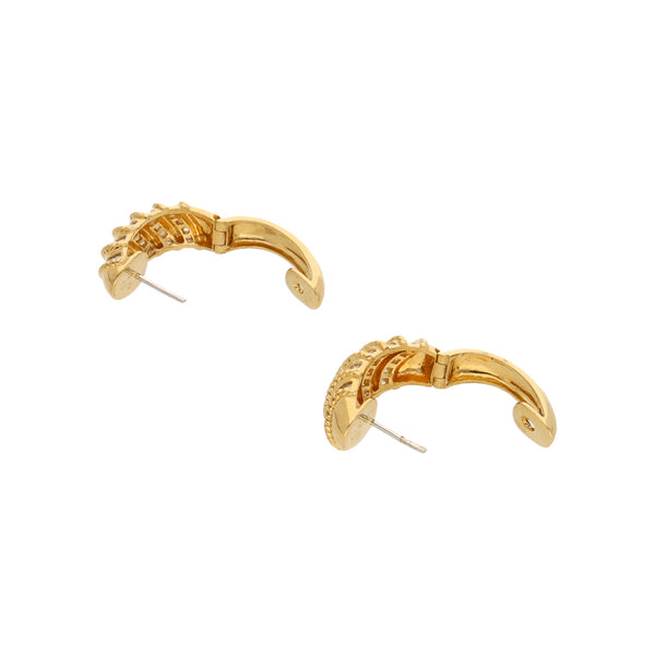 Aretes estilizados con diamantes en oro amarillo 18 kilates.