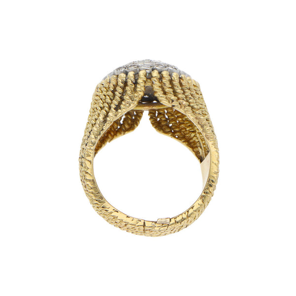 Anillo estilizado con diamantes en oro amarillo 18 kilates.