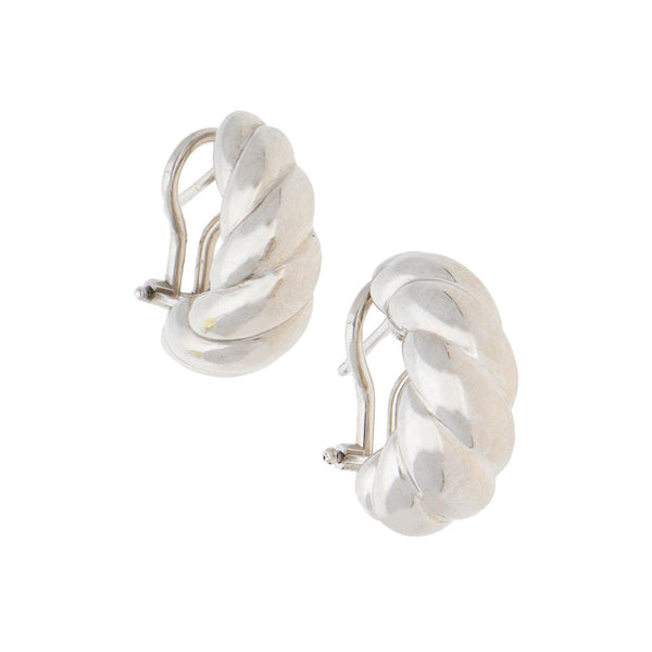 Aretes acanalados en oro blanco 14 kilates.