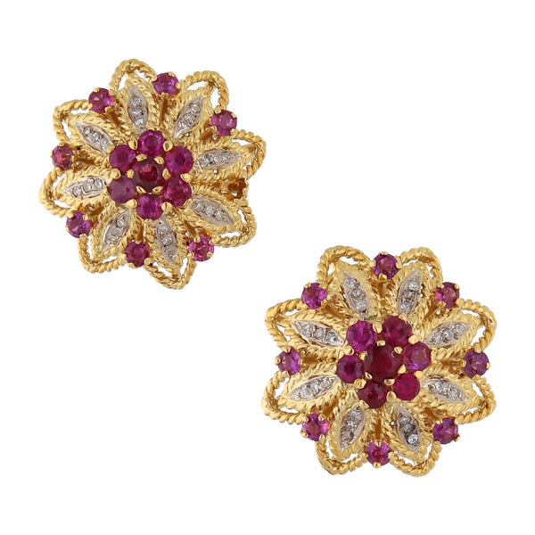 Aretes calados motivo floral con diamantes y rubíes en oro dos tonos 18 kilates.